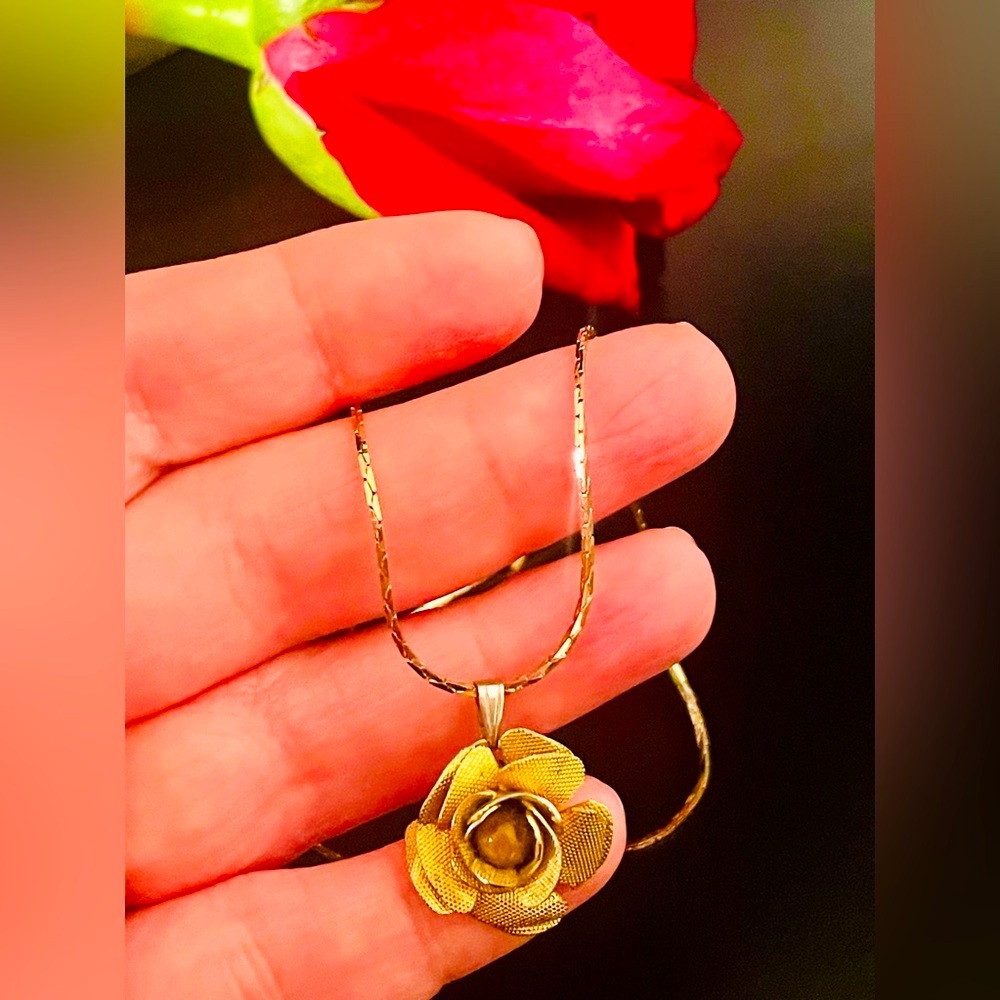 Vintage Gold Tone Floral Rose Pendant Necklace - Picture 12 of 13